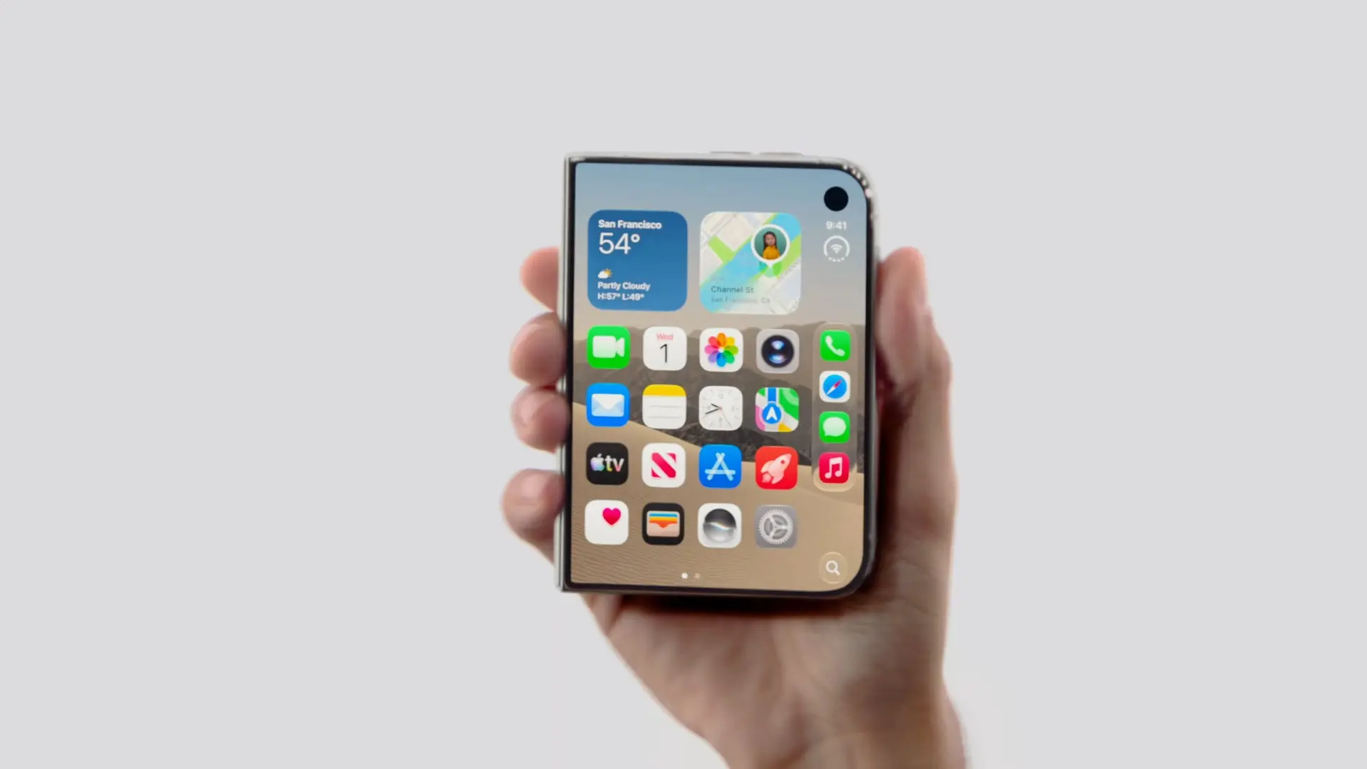 閉じた状態(外側ディスプレイ)のiPhone Duoを片手で操作している様子。画面右上に前面カメラの円形パンチホールがある