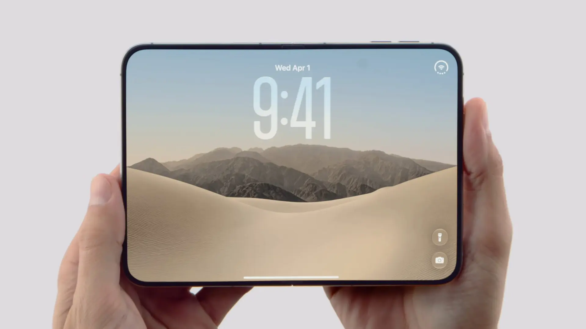 開いた状態(内側ディスプレイ)のiPhone Duoを両手で持っている様子。ロック画面が縁いっぱいに表示され、カメラの切り欠きが見当たらない