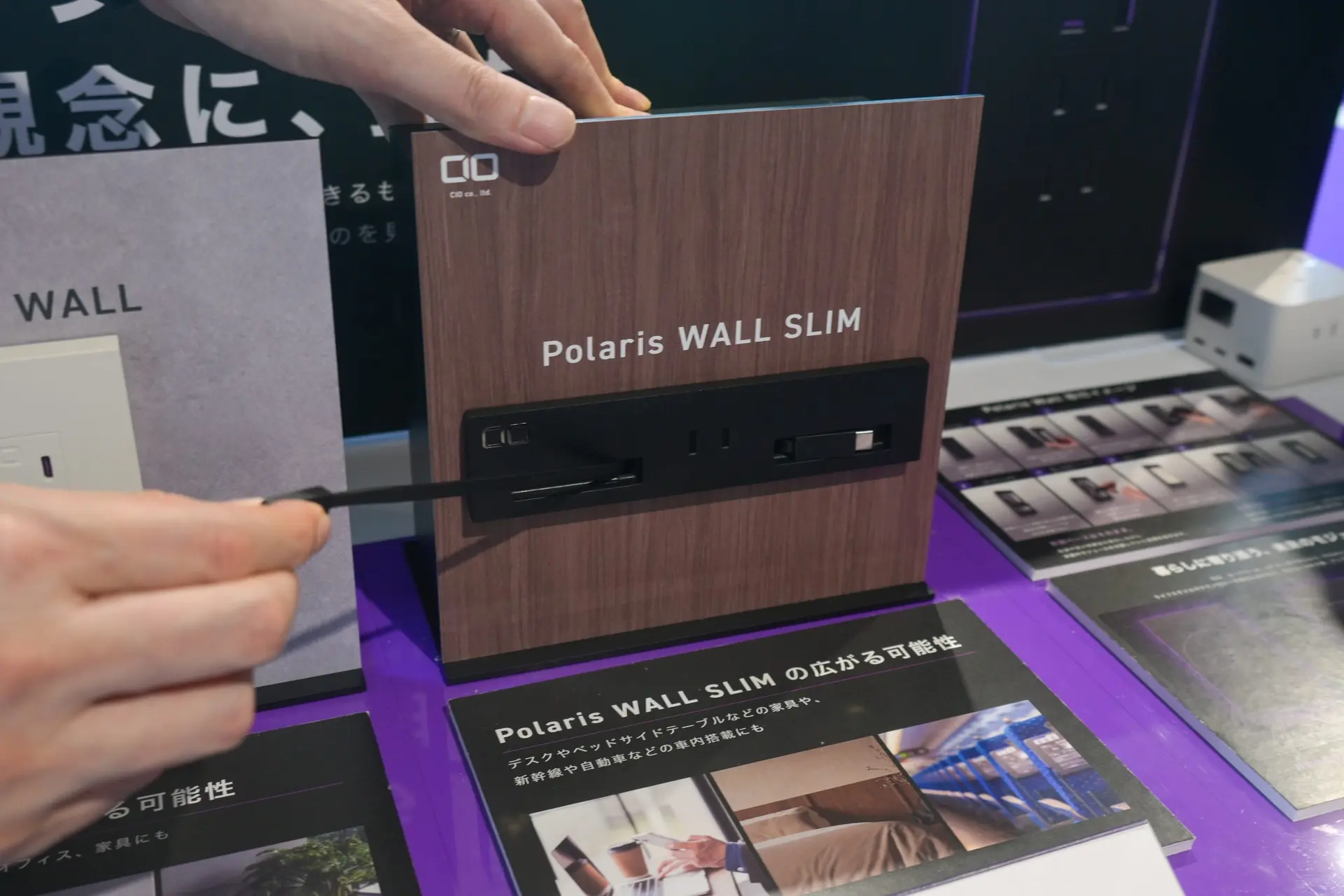 Polaris WALL SLIMの実機とデスク・車内用途の展開イメージパネル