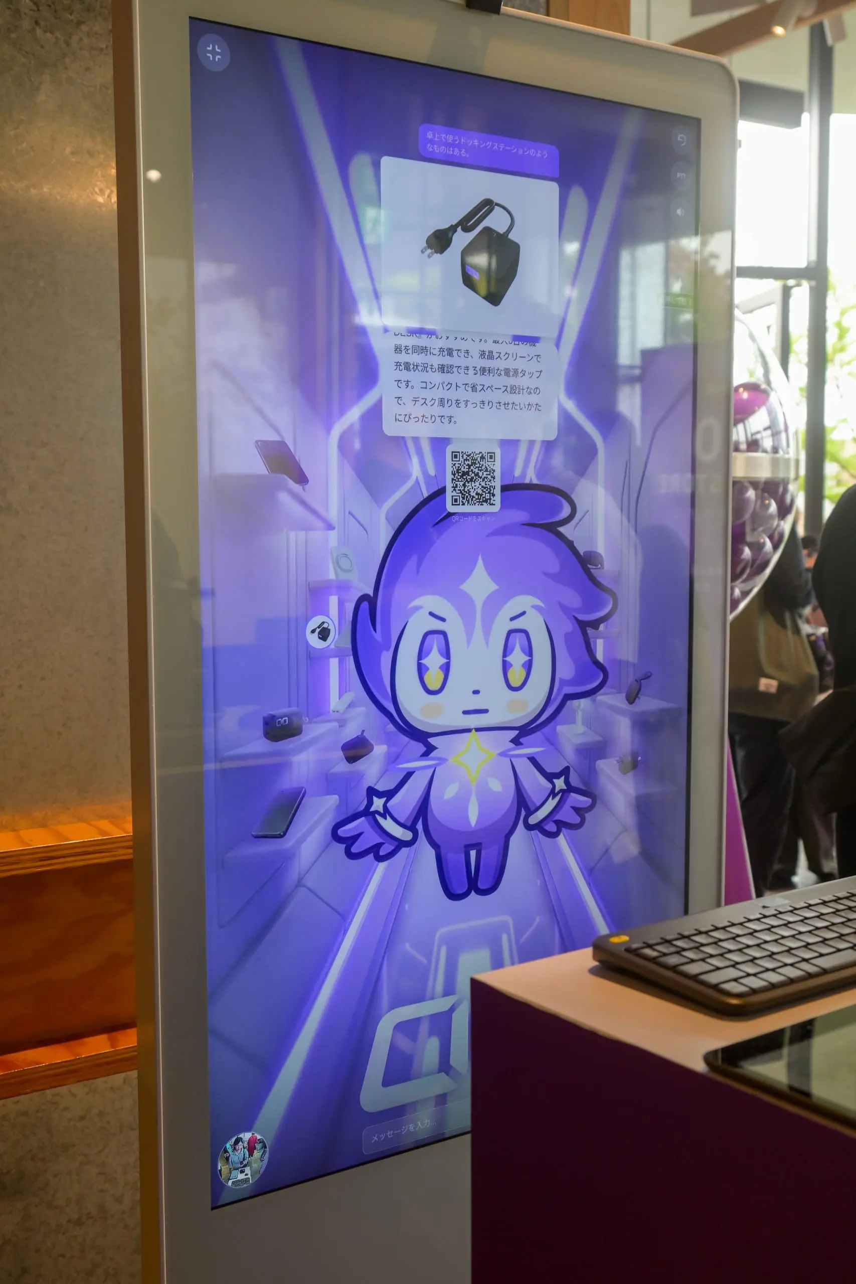 CIOのAIアバター「シオ」のデジタルサイネージ