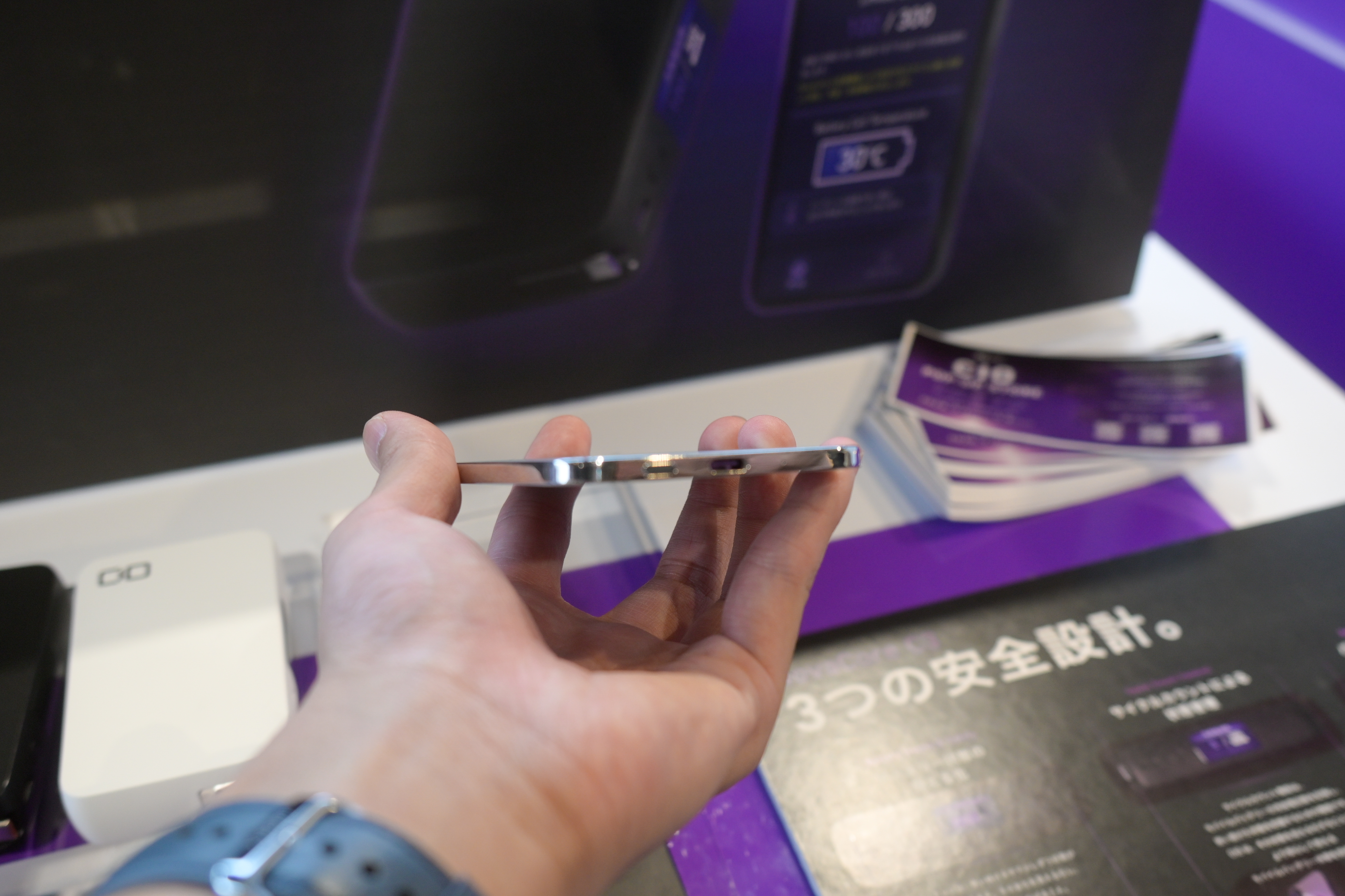 SMARTCOBY ULTRA SLIM SS5Kの金属ボディと薄さがわかる実機